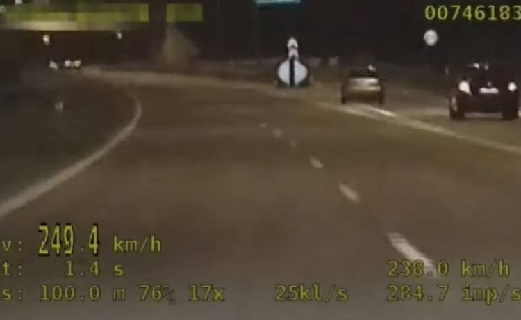 16-letni kierowca uciekał przed policją. Rozpędził się do 240 km/h [WIDEO]