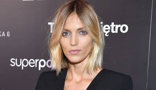 Anja Rubik zasłania nagie piersi ręką. Odważny kadr modelki obiegł sieć