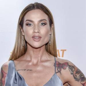 "Love Island". Jedna z uczestniczek to znajoma prowadzącej Karoliny Gilon. To nie podoba się widzom 