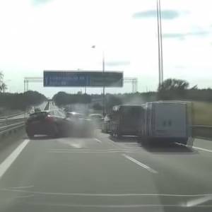 Dramatyczne chwile na autostradzie A6. Zderzyły się trzy samochody [WIDEO]
