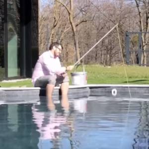 Pracownicy hotelu w zabawnym utworze. "Jeszcze będzie sezon" hitem Internetu!                                              