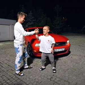 Mini Majk dostał Mustanga od Ekipy! "Mnie stać tylko na lody Ekipy" - piszą fani pod filmem