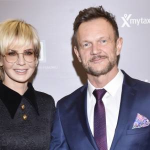 "Psy 3". Edyta Pazura przyszła na premierę w staniku. Żona Cezarego wyglądała olśniewająco