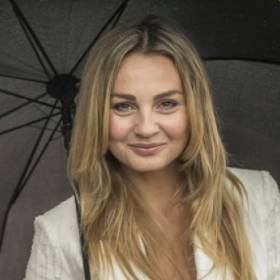 RMF Extra: Małgorzata Socha odsłania brzuch i pokazuje, jak wygląda po treningu. "Trójka dzieci i taka boska figura"