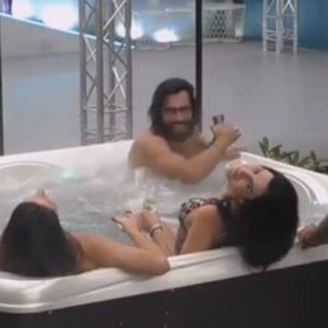 "Big Brother 2". Uczestniczki nago. Nie boją się kąpać bez kostiumów kąpielowych