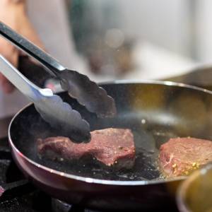5 najczęściej popełnianych błędów podczas smażenia mięsa. Nigdy tego nie rób!