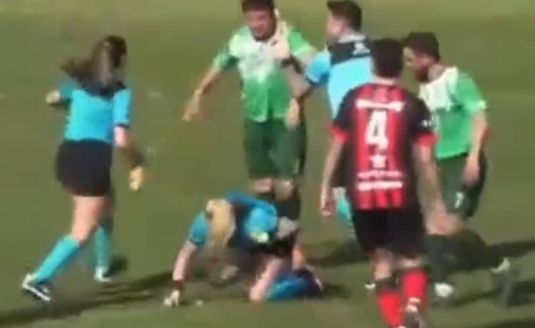 Piłkarz podszedł do sędziny i uderzył ją. Skandal na meczu [WIDEO]