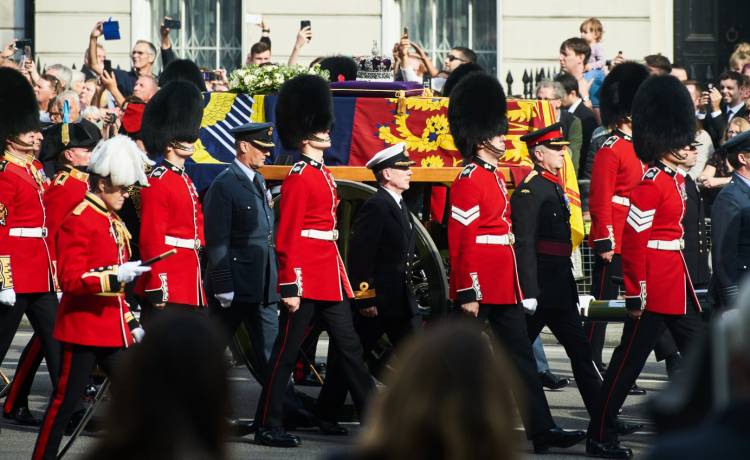 Brytyjczycy żegnają królową Elżbietę II. Tak będzie wyglądać jej pogrzeb