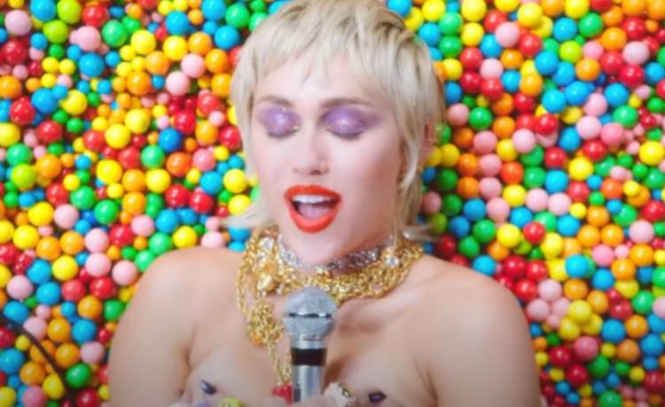 Miley Cyrus z premierą nowego singla! "Midnight Sky" zachwycił fanów!