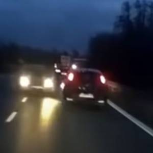 Auto zjechało ze swojego pasa "na czołówkę"! Mrożące krew w żyłach nagranie [WIDEO]