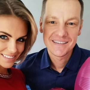 Marlena Muranowicz poczuła lato. Tak żona Marcina Mroczka prezentuje się w stroju kąpielowym z głębokim dekoltem [ZDJĘCIA]