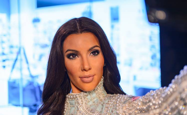 Kim Kardashian odsłania pośladki na tle amerykańskiej flagi. Celebrytka przeszła niezwykłą przemianę! [ZDJĘCIA]