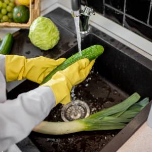 Opłukanie wodą nie wystarczy! Czym myć owoce i warzywa?