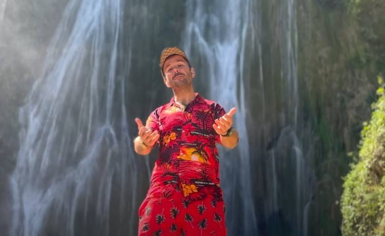 "Cudowronek" powtórzy sukces "Miłość w Zakopanem"? Sławomir śpiewa: "Szydło chce do worka, igła chce do dziurki..." [WIDEO]