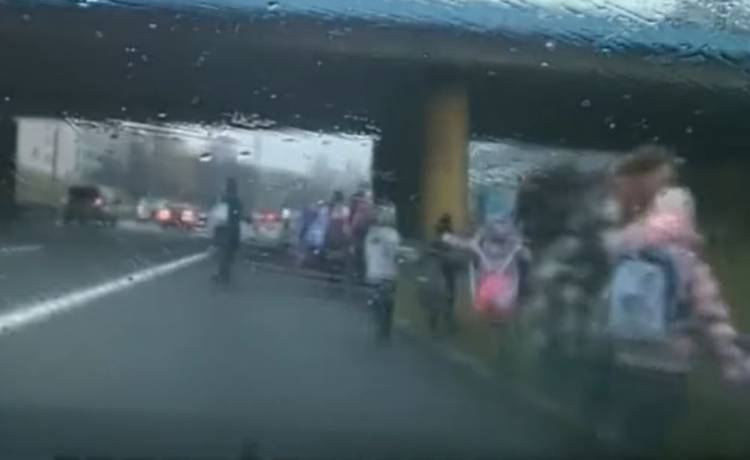 Dzieci z wycieczki szkolnej biegły po drodze ekspresowej. Sprawę bada policja [WIDEO]