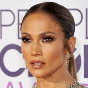 "To powinno być karalne". 53-letnia Jennifer Lopez zniewala figurą w stroju kąpielowym [FOTO]