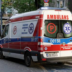 Karetka jadąca z mężczyzną do szpitala miała kolizję. Pacjent nagle wyzdrowiał. Poszedł do domu