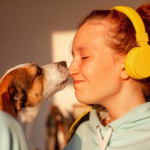 Dlaczego pies liże człowieka po twarzy? Specjalistka wyjaśnia