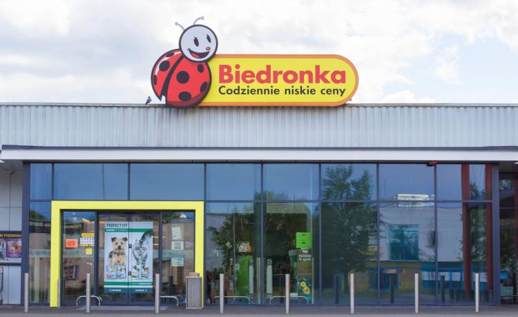 Biedronka otwarta do 2 w nocy. Sieć sklepów wydłuża swoje godziny pracy