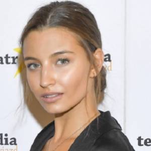 Drapieżna Julia Wieniawa w skąpych strojach odsłania ciało. Nie pozostawia wiele dla wyobraźni            