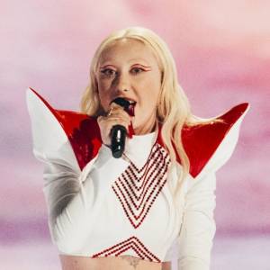 Luna przerwała milczenie. "Otworzyłam przed wami wszystkimi moje serce..."