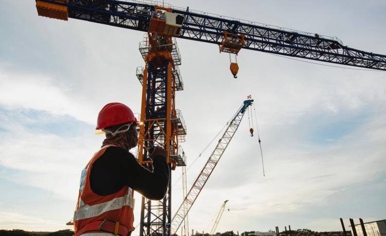 Tragiczny wypadek. Przewrócił się ponad 30-metrowy dźwig. Zginęła jedna osoba
