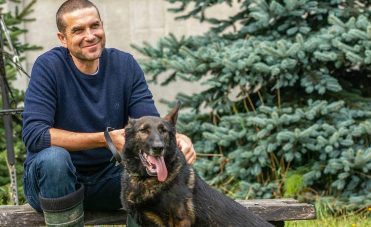 Marcin Dorociński odwiedza psi "Zakątek Weteranów". Aktor zachęca do wsparcia wyjątkowej inicjatywy                                                           