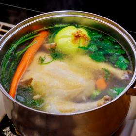 Przy gotowaniu rosołu łatwo o ten błąd. Zwróć uwagę na temperaturę wody 