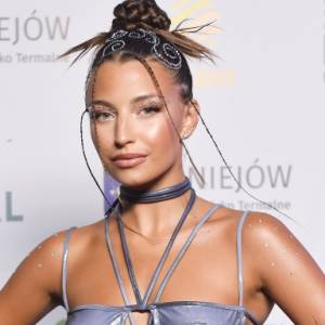 Julia Wieniawa w stroju sportowym. Aktorka prezentuje wygimnastykowane ciało. "Petarda" [ZDJĘCIA] 