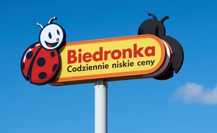 Wszystkich Świętych 2022. Czy Biedronka będzie otwarta? Sieć wydała komunikat