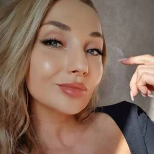 Cleo w słowiańskim warkoczu kontempluje przy zapalonym zniczu. "Smutny ten 2020. Wspierajmy się w trudnych czasach"