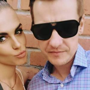 Żona Marcina Mroczka w spontanicznej sesji foto na stoku. Gwiazdor "M jak miłość" też znalazł się na jednym z kadrów! [ZDJĘCIA]