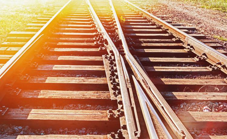 Wychyliła się i spadła na tory. Pociąg przejechał, a ona przeżyła 