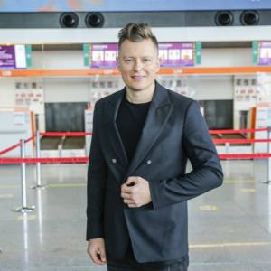 Rafał Brzozowski zaczynał karierę, rozbierając się przed kamerą. Tak wyglądały jego początki [WIDEO]