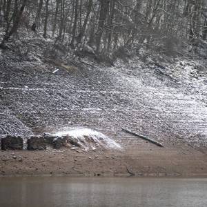 Tajemnica Jeziora Bystrzyckiego. Woda odsłoniła fragmenty zalanej sto lat temu osady