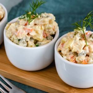 Przepis na sałatkę jarzynową. Tak przyrządza ją Ewa Wachowicz. Wybiera nietypowe składniki