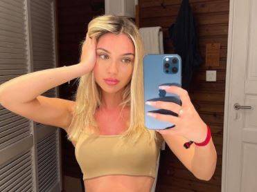 Natsu w białym stroju kąpielowym! Natalia Karczmarczyk kusi na wakacjach! [FOTO]