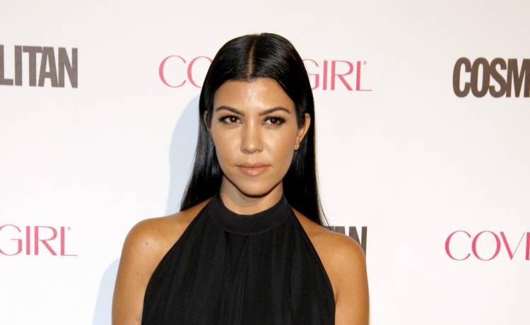 Kourtney Kardashian pływa w skąpym bikini. Odważne zdjęcia trafiły do sieci! "117 stopni!"