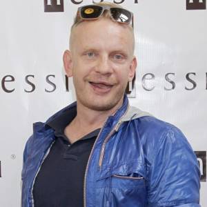 Bartosz Żukowski zmienił się nie do poznania. Jak wygląda dziś Walduś ze "Świata według Kiepskich"? [ZDJĘCIA]