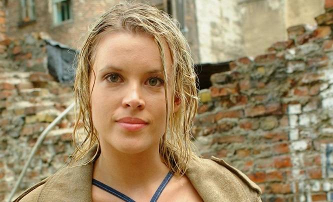 "Daleko od noszy". Magda Mazur na gorących zdjęciach. Przed laty rozpalała zmysły widzów, tak wygląda dziś [FOTO]