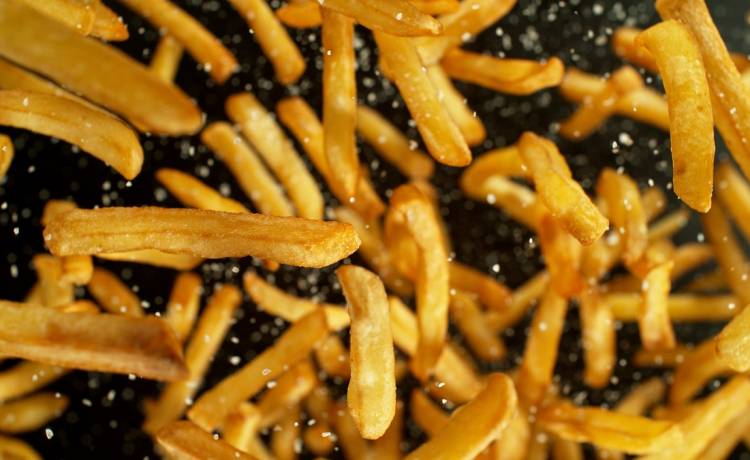 Miliony frytek zasypały autostradę. Ziemniaki sparaliżowały ruch  [WIDEO]