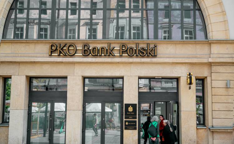 Ważny komunikat PKO BP. W ostatnich dniach bank rozsyła maile do klientów, fot. Shutterstock