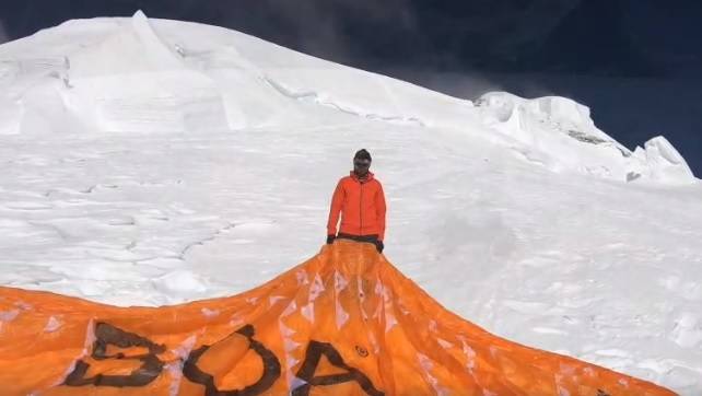 Niesamowity wyczyn Maxa Bergera! Pierwszy człowiek leciał paralotnią z ramienia K2 [WIDEO]