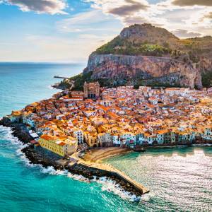 Najpopularniejsze kierunki wakacyjne wśród Polaków. Zaskakujące podium 