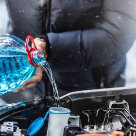 Domowy przepis na zimowy płyn do spryskiwaczy. Nie zamarza i czyści, ale...