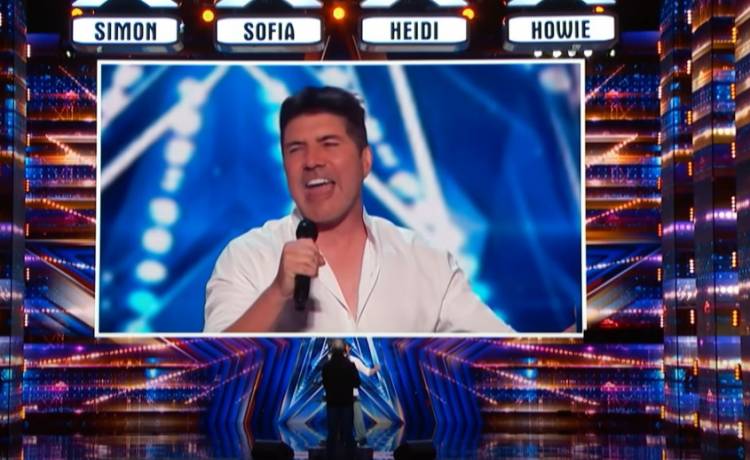 Simon Cowell zaśpiewał romantyczną balladę w "Mam Talent"?! Wszyscy w szoku! Jak do tego doszło? [WIDEO]