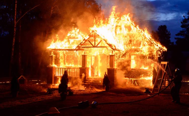 Puścił z dymem dom za pół miliona. Wszystko przez jednorazowego grilla o wartości 10 zł 