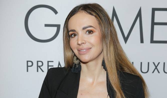 Anna Wendzikowska w sercu stolicy. "Romansuje" w samym ręczniku. "Anioł, nie kobieta!" [FOTO]