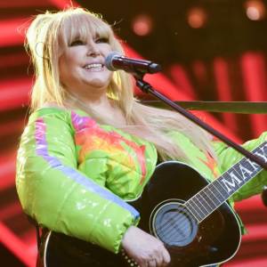 75-letnia Rodowicz śmiało eksponuje głęboki dekolt, pozując bez stanika. "Królowa i jej wspaniały blask" [ZDJĘCIE]