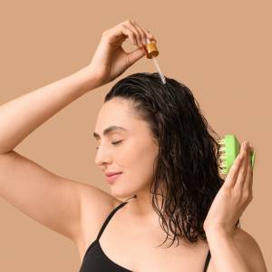 Włosy rosną jak szalone. Ten naturalny olejek zawojował TikToka 